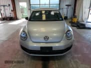 ✅ 2014 Volkswagen Beetle Entry • VIN: 3VWF17AT7EM659056 • Lot: 81663565. Wystawiony na Copart z przebiegiem 129 208 mil. Bezpłatny archiwum sprzedaży aukcyjnych z USA i szczegółowy raport historii pojazdu na DreamBid. Zdjęcie 5.