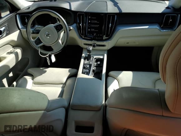 ✅ 2019 Volvo XC60 Momentum • VIN: LYVA22RK1KB196129 • Lot: 87197475. Wystawiony na Copart z przebiegiem 53 808 mil. Bezpłatny archiwum sprzedaży aukcyjnych z USA i szczegółowy raport historii pojazdu na DreamBid. Zdjęcie 8.