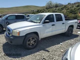 ✅ 2006 Dodge Dakota ST • VIN: 1D7HW28K56S715703 • Lot: 58545465. Wystawiony na Copart z przebiegiem 195 358 mil. Bezpłatny archiwum sprzedaży aukcyjnych z USA i szczegółowy raport historii pojazdu na DreamBid. Zdjęcie 1.
