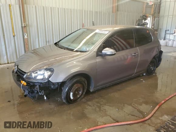 ✅ 2010 Volkswagen Golf • VIN: WVWAA7AJ2AW275627 • Лот: 83868385. Опубликован ранее на Copart с пробегом 218 906 миль. Бесплатный доступ к архиву аукционных продаж из США и подробный отчёт об истории автомобиля на DreamBid. Изображение 1.