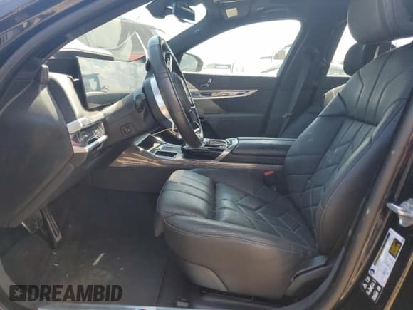 ✅ 2024 BMW 7 Series 760i xDrive • VIN: WBA33EJ04RCR05835 • Lot: 67634145. Wystawiony na Copart z przebiegiem 29 026 mil. Bezpłatny archiwum sprzedaży aukcyjnych z USA i szczegółowy raport historii pojazdu na DreamBid. Zdjęcie 7.