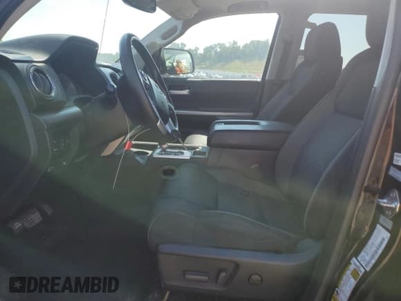 ✅ 2017 Toyota Tundra SR5 • VIN: 5TFDY5F10HX641630 • Лот: 70111675. Опубликован ранее на Copart с пробегом 99 998 миль. Бесплатный доступ к архиву аукционных продаж из США и подробный отчёт об истории автомобиля на DreamBid. Изображение 7.