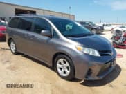 ✅ 2020 Toyota Sienna LE Auto Access Seat • VIN: 5TDKZ3DC2LS036312 • Лот: 42307857. Опубликован ранее на IAAI с пробегом 107 653 миль. Бесплатный доступ к архиву аукционных продаж из США и подробный отчёт об истории автомобиля на DreamBid. Изображение 1.