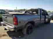 ✅ 2006 Chevrolet Silverado 1500 LS • VIN: 2GCEK19B561131447 • Lot: 74567234. Wystawiony na Copart z przebiegiem Nie podano mil. Skorzystaj z bezpłatnego archiwum sprzedaży aukcyjnych z USA i zobacz szczegółowy raport historii pojazdu na DreamBid. Zdjęcie 3.