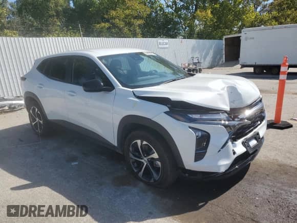 2025 Chevrolet Trax 1RS с VIN KL77LGEP9SC156914, выставлен на аукционе Copart как лот 84253015 с пробегом 6 925 миль миль и Списание • Salvage title. История ставок и продаж доступна на DreamBid. Изображение 4.