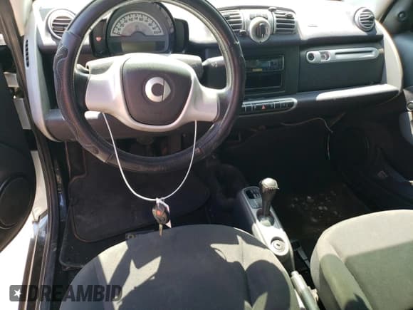 ✅ 2015 Smart fortwo Passion • VIN: WMEEJ3BAXFK820031 • Lot: 73051554. Wystawiony na Copart z przebiegiem Nie podano. Bezpłatny archiwum sprzedaży aukcyjnych z USA i szczegółowy raport historii pojazdu na DreamBid. Zdjęcie 8.