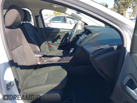 ✅ 2015 Ford Focus SE • VIN: 1FADP3F21FL206982 • Lot: 43748127. Wystawiony na IAAI z przebiegiem 120 288 mil. Bezpłatny archiwum sprzedaży aukcyjnych z USA i szczegółowy raport historii pojazdu na DreamBid. Zdjęcie 5.