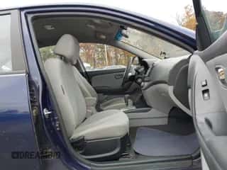 2010 Hyundai Elantra GLS z VIN KMHDU4AD9AU184097, wystawiony jako IAAI lot #43599259 z przebiegiem 136 706 mil mil oraz . Historia ofert i sprzedaży dostępna na DreamBid. Obrazek 5.