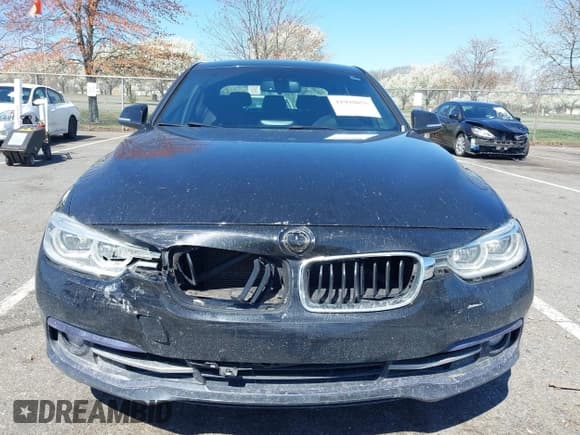 ✅ 2018 BMW 3 Series 330i • VIN: WBA8B9G56JNU57996 • Lot: 41998855. Listed on IAAI with 104,082 mi. Free auction sales archive from the USA and detailed vehicle history report at DreamBid. Image 12.