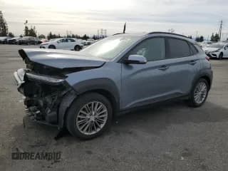 ✅ 2018 Hyundai Kona SEL • VIN: KM8K22AA0JU133434 • Лот: 89408885. Опубликован ранее на Copart с пробегом 83 412 миль. Бесплатный доступ к архиву аукционных продаж из США и подробный отчёт об истории автомобиля на DreamBid. Изображение 1.