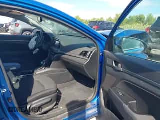 2017 Hyundai Elantra SE z VIN KMHD84LF3HU274617, wystawiony jako IAAI lot #43132585 z przebiegiem 73 688 mil mil oraz . Historia ofert i sprzedaży dostępna na DreamBid. Obrazek 5.