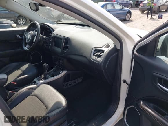 ✅ 2019 Jeep Compass Latitude • VIN: 3C4NJDBB8KT741852 • Лот: 43222292. Опубликован ранее на IAAI с пробегом 51 303 миль. Бесплатный доступ к архиву аукционных продаж из США и подробный отчёт об истории автомобиля на DreamBid. Изображение 5.