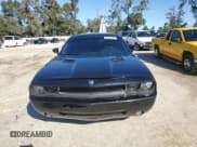 ✅ 2010 Dodge Challenger SE • VIN: 2B3CJ4DV5AH120303 • Lot: 88546555. Wystawiony na Copart z przebiegiem 173 473 mil. Bezpłatny archiwum sprzedaży aukcyjnych z USA i szczegółowy raport historii pojazdu na DreamBid. Zdjęcie 5.