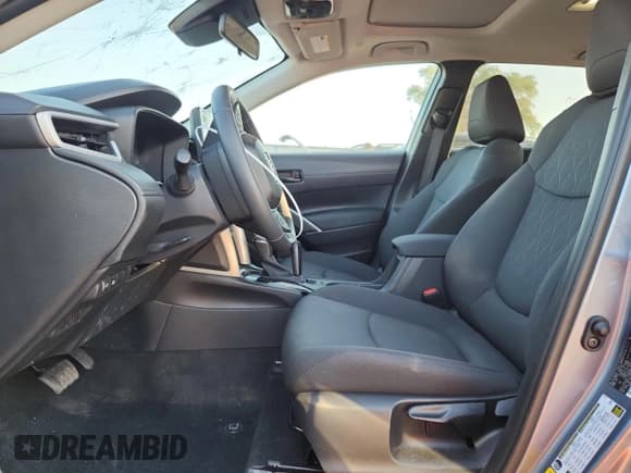 ✅ 2025 Toyota Corolla Cross LE • VIN: 7MUBAABGXSV134378 • Lot: 69758365. Wystawiony na Copart z przebiegiem 10 873 mil. Bezpłatny archiwum sprzedaży aukcyjnych z USA i szczegółowy raport historii pojazdu na DreamBid. Zdjęcie 7.