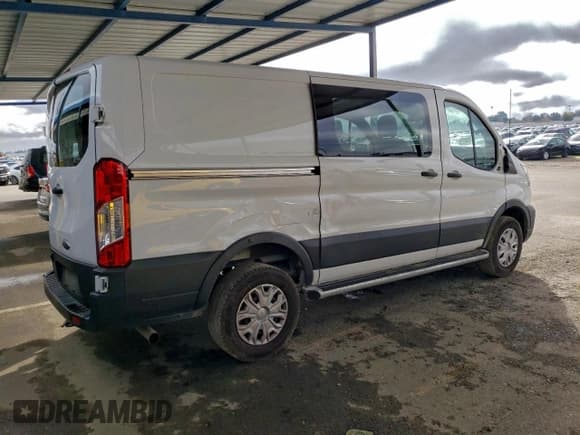 ✅ 2024 Ford Transit Cargo • VIN: 1FTBR1Y81RKA69053 • Lot: 93132695. Wystawiony na Copart z przebiegiem 17 953 mil. Bezpłatny archiwum sprzedaży aukcyjnych z USA i szczegółowy raport historii pojazdu na DreamBid. Zdjęcie 3.
