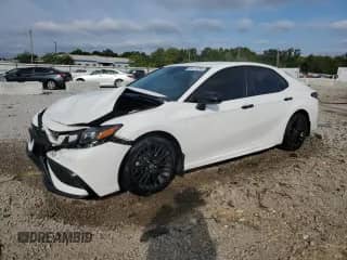 2021 Toyota Camry SE z VIN 4T1G11BK8MU026050, wystawiony jako Copart lot #69176245 z przebiegiem 64 683 mil mil oraz Szkoda całkowita • Salvage title. Historia ofert i sprzedaży dostępna na DreamBid. Obrazek 1.