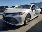 ✅ 2019 Toyota Camry Hybrid XLE • VIN: 4T1B21HK4KU514794 • Лот: 82348085. Опубликован ранее на Copart с пробегом 136 629 миль. Бесплатный доступ к архиву аукционных продаж из США и подробный отчёт об истории автомобиля на DreamBid. Изображение 1.
