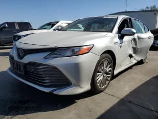 ✅ 2019 Toyota Camry Hybrid XLE • VIN: 4T1B21HK4KU514794 • Лот: 82348085. Опубликован ранее на Copart с пробегом 136 629 миль. Бесплатный доступ к архиву аукционных продаж из США и подробный отчёт об истории автомобиля на DreamBid. Изображение 1.