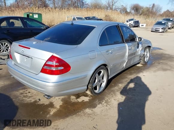 ✅ 2005 Mercedes-Benz E 500 • VIN: WDBUF70J45A663153 • Lot: 41836837. Listed on IAAI with 76,084 mi. Free auction sales archive from the USA and detailed vehicle history report at DreamBid. Image 4.