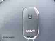 2022 Kia Sorento X-Line S z VIN 5XYRLDLC0NG097441, wystawiony jako IAAI lot #42556752 z przebiegiem 21 463 mil mil oraz . Historia ofert i sprzedaży dostępna na DreamBid. Obrazek 11.