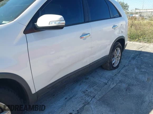 ✅ 2015 Kia Sorento LX • VIN: 5XYKT3A68FG556774 • Lot: 43584786. Wystawiony na IAAI z przebiegiem 156 685 mil. Bezpłatny archiwum sprzedaży aukcyjnych z USA i szczegółowy raport historii pojazdu na DreamBid. Zdjęcie 6.