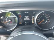 ✅ 2018 Jeep Wrangler Unlimited Sahara • VIN: 1C4HJXEN0JW199580 • Lot: 43341463. Wystawiony na IAAI z przebiegiem 82 993 mil. Bezpłatny archiwum sprzedaży aukcyjnych z USA i szczegółowy raport historii pojazdu na DreamBid. Zdjęcie 7.