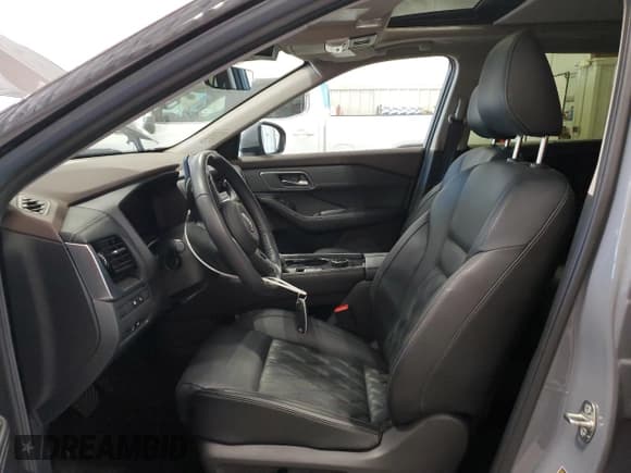 ✅ 2023 Nissan Rogue Platinum • VIN: JN8BT3DD7PW321530 • Lot: 69505295. Wystawiony na Copart z przebiegiem 26 040 mil. Bezpłatny archiwum sprzedaży aukcyjnych z USA i szczegółowy raport historii pojazdu na DreamBid. Zdjęcie 7.