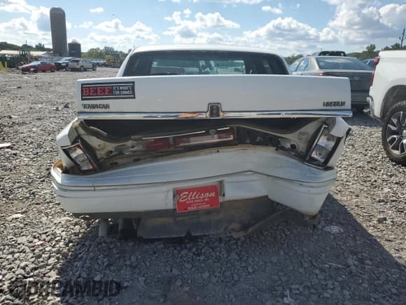 ✅ 1996 Lincoln Town Car Signature • VIN: 1LNLM82W0TY735659 • Lot: 70772104. Listed on Copart with 195,869 mi. Free auction sales archive from the USA and detailed vehicle history report at DreamBid. Image 6.