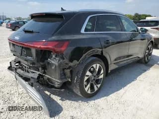 ✅ 2022 Audi e-tron Premium • VIN: WA1AABGE5NB023388 • Lot: 92241345. Wystawiony na Copart z przebiegiem 42 810 mil. Bezpłatny archiwum sprzedaży aukcyjnych z USA i szczegółowy raport historii pojazdu na DreamBid. Zdjęcie 3.