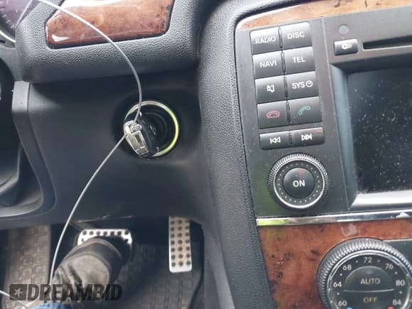 ✅ 2010 Mercedes-Benz R 350 • VIN: 4JGCB6FE6AA111706 • Lot: 43647379. Listed on IAAI with 224,460 mi. Free auction sales archive from the USA and detailed vehicle history report at DreamBid. Image 11.