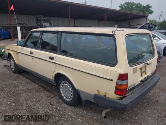 ✅ 1986 Volvo 240 DL • VIN: YV1AX885XG1716935 • Lot: 42845113. Listed on IAAI with 85,604 mi. Free auction sales archive from the USA and detailed vehicle history report at DreamBid. Image 3.