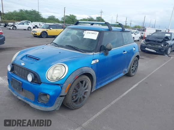 2008 MINI Hardtop S с VIN WMWMF73518TT86953, выставлен на аукционе IAAI как лот 43634014 с пробегом Не указан миль и . История ставок и продаж доступна на DreamBid. Изображение 2.