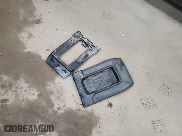 2006 Chevrolet Silverado 1500 LS z VIN 1GCEK19V76Z212287, wystawiony jako Copart lot #71824354 z przebiegiem Nie podano mil oraz Czysty tytuł • Clean title. Historia ofert i sprzedaży dostępna na DreamBid. Obrazek 12.