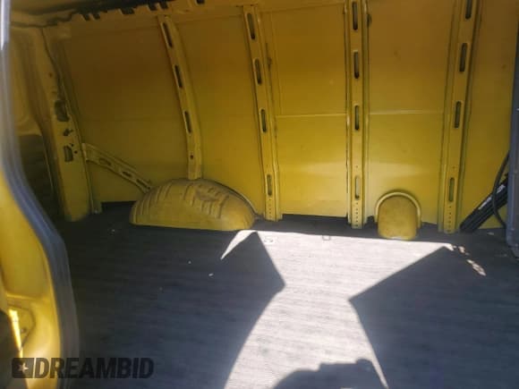 ✅ 2019 Chevrolet Express Cargo • VIN: 1GCWGAFP0K1336907 • Lot: 65523065. Wystawiony na Copart z przebiegiem 188 900 mil. Bezpłatny archiwum sprzedaży aukcyjnych z USA i szczegółowy raport historii pojazdu na DreamBid. Zdjęcie 10.