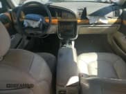 ✅ 2000 Lincoln Continental • VIN: 1LNHM97V0YY885600 • Лот: 64902215. Опубликован ранее на Copart с пробегом 221 039 миль. Бесплатный доступ к архиву аукционных продаж из США и подробный отчёт об истории автомобиля на DreamBid. Изображение 8.