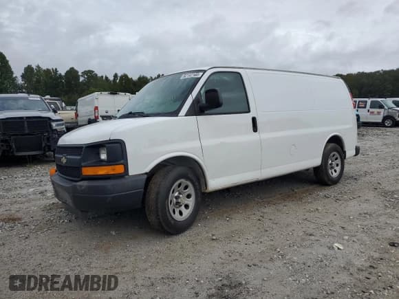✅ 2013 Chevrolet Express Cargo • VIN: 1GCSGAFX2D1176837 • Lot: 82147165. Wystawiony na Copart z przebiegiem 284 182 mil. Bezpłatny archiwum sprzedaży aukcyjnych z USA i szczegółowy raport historii pojazdu na DreamBid. Zdjęcie 1.