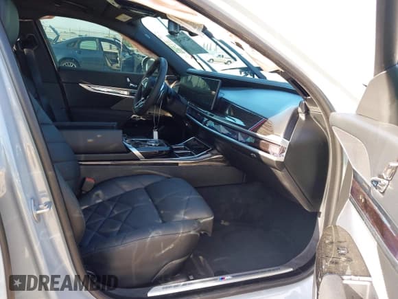 ✅ 2025 BMW 7 Series 740i • VIN: WBA23EH05SCU56625 • Lot: 42313432. Listed on IAAI with 3,160 mi. Free auction sales archive from the USA and detailed vehicle history report at DreamBid. Image 5.