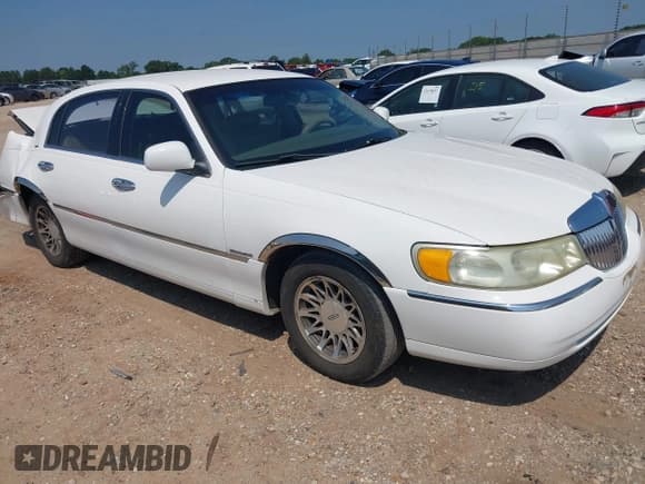 ✅ 1998 Lincoln Town Car Signature • VIN: 1LNFM82WXWY637398 • Lot: 42658093. Listed on IAAI with 91,600 mi. Free auction sales archive from the USA and detailed vehicle history report at DreamBid. Image 1.