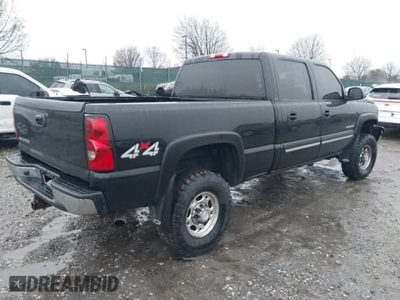 ✅ 2006 Chevrolet Silverado 2500HD LT3 • VIN: 1GCHK23U96F135779 • Lot: 43832475. Wystawiony na IAAI z przebiegiem Nie podano. Bezpłatny archiwum sprzedaży aukcyjnych z USA i szczegółowy raport historii pojazdu na DreamBid. Zdjęcie 4.