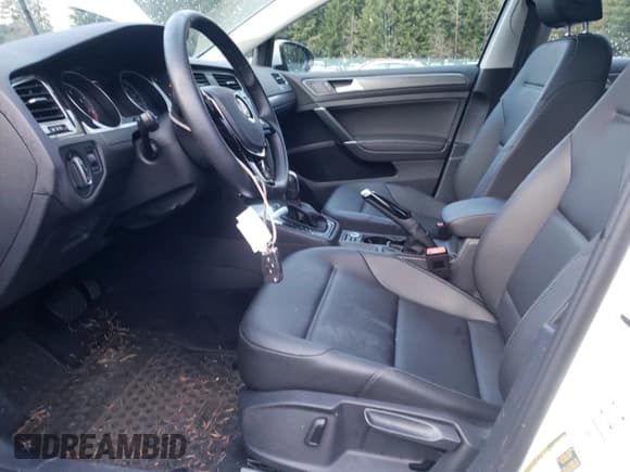 ✅ 2021 Volkswagen Golf TSI • VIN: 3VWG57AU3MM015280 • Lot: 36921644. Wystawiony na Copart z przebiegiem 25 880 mil. Bezpłatny archiwum sprzedaży aukcyjnych z USA i szczegółowy raport historii pojazdu na DreamBid. Zdjęcie 7.