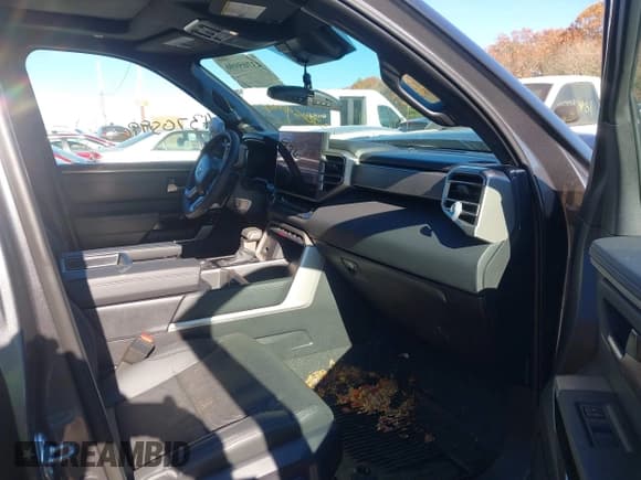 ✅ 2025 Toyota Tundra Limited • VIN: 5TFJA5DB3SX335208 • Lot: 43705996. Wystawiony na IAAI z przebiegiem 1 506 mil. Bezpłatny archiwum sprzedaży aukcyjnych z USA i szczegółowy raport historii pojazdu na DreamBid. Zdjęcie 5.