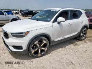 ✅ 2019 Volvo XC40 Momentum • VIN: YV4162XZ4K2018914 • Lot: 63519805. Wystawiony na Copart z przebiegiem 77 260 mil. Bezpłatny archiwum sprzedaży aukcyjnych z USA i szczegółowy raport historii pojazdu na DreamBid. Zdjęcie 1.