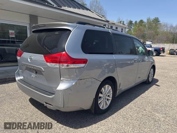 ✅ 2011 Toyota Sienna XLE • VIN: 5TDDK3DC3BS007297 • Lot: 42158709. Wystawiony na IAAI z przebiegiem 208 274 mil. Bezpłatny archiwum sprzedaży aukcyjnych z USA i szczegółowy raport historii pojazdu na DreamBid. Zdjęcie 4.