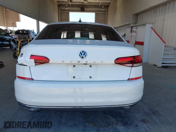 ✅ 2020 Volkswagen Passat SE • VIN: 1VWWA7A34LC013083 • Лот: 42925230. Опубликован ранее на IAAI с пробегом 68 683 миль. Бесплатный доступ к архиву аукционных продаж из США и подробный отчёт об истории автомобиля на DreamBid. Изображение 17.