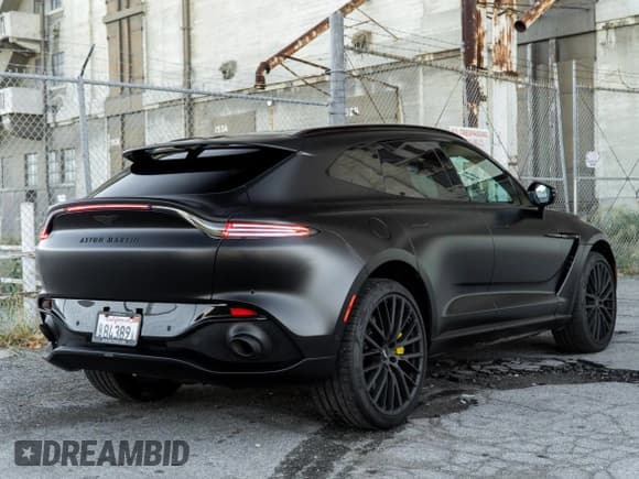 ✅ 2022 Aston Martin DBX • VIN: SD7VUJAW9NTV05320 • Lot: 60103705. Wystawiony na Copart z przebiegiem 9 231 mil. Bezpłatny archiwum sprzedaży aukcyjnych z USA i szczegółowy raport historii pojazdu na DreamBid. Zdjęcie 3.