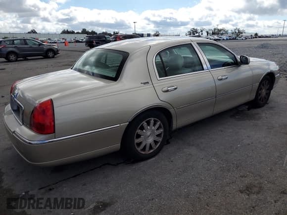 ✅ 2010 Lincoln Town Car Signature Limited • VIN: 2LNBL8CVXAX602554 • Lot: 90329095. Listed on Copart with 231,531 mi. Free auction sales archive from the USA and detailed vehicle history report at DreamBid. Image 3.