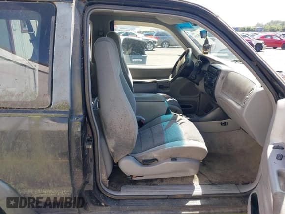 ✅ 1998 Ford Explorer Sport • VIN: 1FMYU24E6WUB31407 • Lot: 42745395. Wystawiony na IAAI z przebiegiem 177 080 mil. Bezpłatny archiwum sprzedaży aukcyjnych z USA i szczegółowy raport historii pojazdu na DreamBid. Zdjęcie 5.