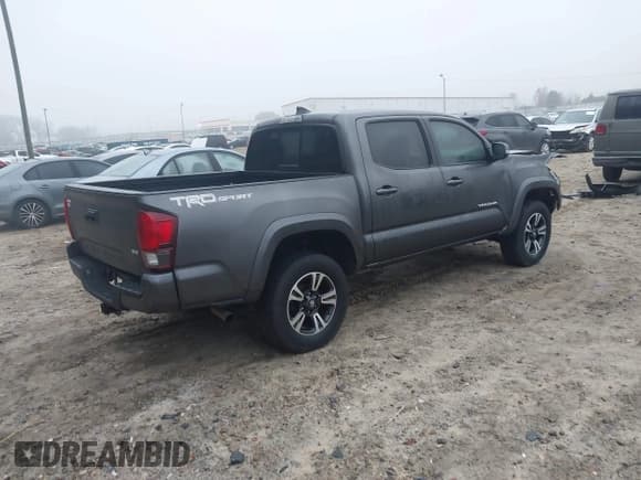 ✅ 2019 Toyota Tacoma SR5 • VIN: 3TMAZ5CN9KM099786 • Lot: 43628031. Listed on IAAI with 98,782 mi. Free auction sales archive from the USA and detailed vehicle history report at DreamBid. Image 4.