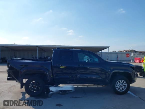 ✅ 2024 Toyota Tacoma SR • VIN: 3TYKD5HNXRT008289 • Lot: 42406937. Wystawiony na IAAI z przebiegiem 7 397 mil. Bezpłatny archiwum sprzedaży aukcyjnych z USA i szczegółowy raport historii pojazdu na DreamBid. Zdjęcie 14.