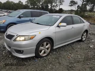 ✅ 2011 Toyota Camry LE • VIN: 4T1BF3EK8BU226474 • Lot: 90370845. Wystawiony na Copart z przebiegiem 171 929 mil. Bezpłatny archiwum sprzedaży aukcyjnych z USA i szczegółowy raport historii pojazdu na DreamBid. Zdjęcie 1.